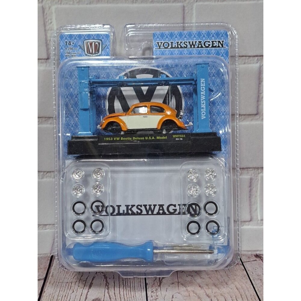 2024 M2 Machines Model Kit / 1953 VW Beetle Deluxe USA Model 1/64 🆕 Orange